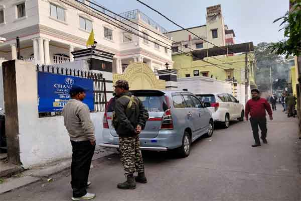 ईडी के अफसरों को रोकने के लिए एलबी सिंह ने पालतू कुत्तों को खोला