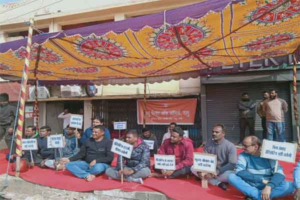 बैरिकेडिंग से दुकानदार परेशान,कारोबार हो रहा ठप- रातु चैम्बर ऑफ कॉमर्स