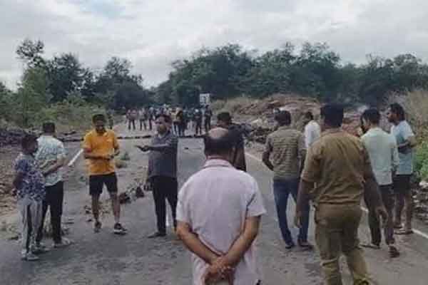 रांची-पतरातू मार्ग पर भू-धंसान से सड़क बंद, निकल रहा धुआं