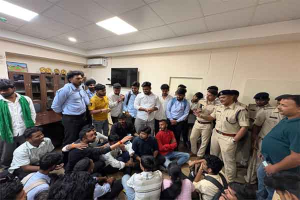 DSPMU में छात्र संगठनों का हंगामा, दोषी कर्मचारी की बर्खास्तगी की मांग