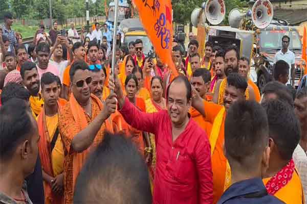 एक हाथ में कांवर, एक पैर में सेवा, कांवरियों के संग पैदल चले इरफान अंसारी