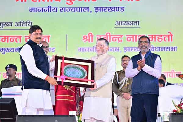 उत्कृष्ट विधायक के सम्मान से नवाजे गए राज सिन्हा, विधानसभा कर्मियों को भी मिला सम्मान