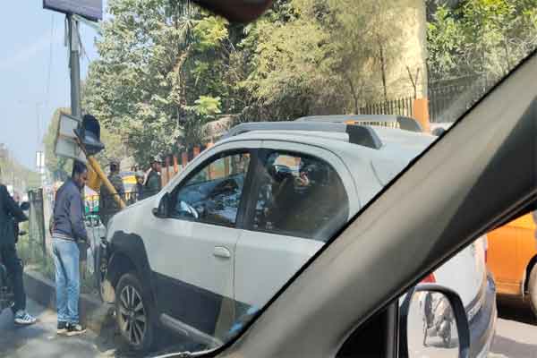 रांची: जज कॉलोनी के पास बेकाबू कार डिवाइडर पर चढ़ी, बड़ा हादसा टला