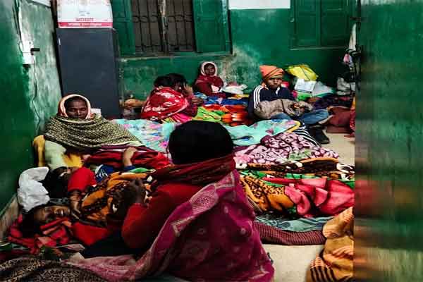 मनिका CHC में स्वास्थ्य व्यवस्था की खुली पोल, ऑपरेशन के बाद जमीन पर लेटी रहीं महिलाएं