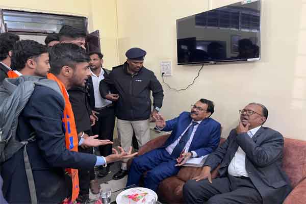 DSPMU में होने वाले ZAYKA फूड फेस्ट को लेकर पहले विवाद, फिर निकला बीच का रास्ता