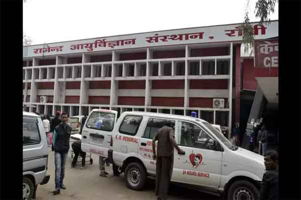 RIMS कैंपस की कैंटीन सील, डॉक्टर की तबीयत बिगड़ने से मचा हड़कंप