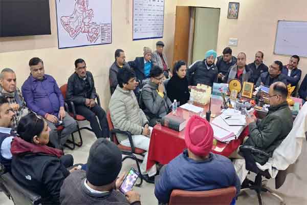 लालपुर में पुलिस-व्यापारियों की बैठक, सुरक्षा व ट्रैफिक सुधार पर हुई चर्चा