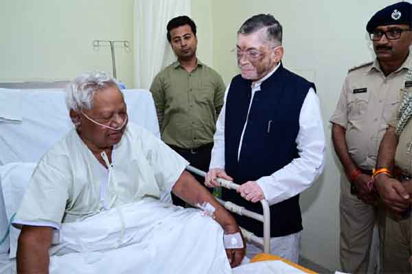 राज्यपाल संतोष गंगवार पहुंचे मेडिका, कड़िया मुंडा के स्वास्थ्य की ली जानकारी