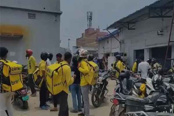 Blinkit डिलीवरी कर्मी की मौत के बाद रांची में भारी विरोध प्रदर्शन, सेवाएं ठप