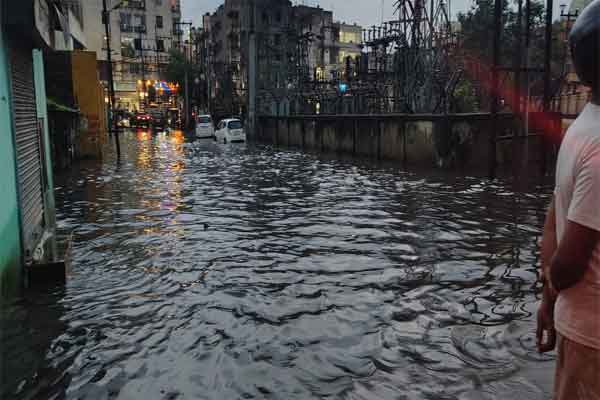 घंटेभर की बारिश और बड़ा तालाब रोड में घुटनाभर पानी, निगम अतिक्रमण अभियान में मशगूल