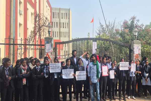 DSPMU में फीस वृद्धि के खिलाफ छात्रों का उग्र आंदोलन, 6वें दिन भी जारी तालाबंदी