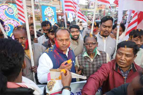 पेसा नियमावली लागू होने पर आदिवासी-मूलवासी समाज ने मनाया जश्न