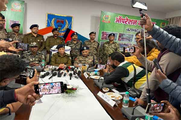 नक्सलियों के विरुद्ध ऐतिहासिक सफलता: DGP व CRPF आईजी बोले- एक करोड़ के इनामी समेत 17 नक्सली ढेर