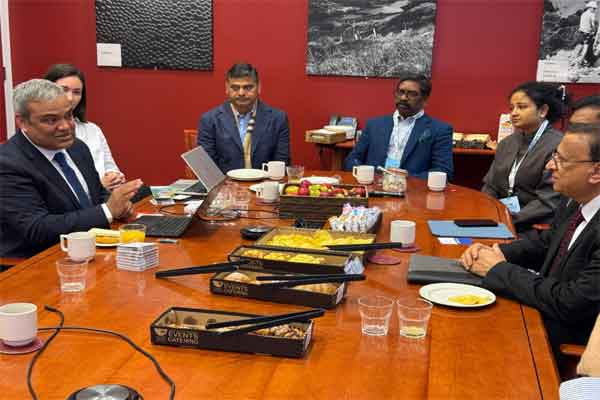 CM ने रॉयल स्कूल ऑफ माइंस इम्पीरियल कॉलेज लंदन का किया दौरा, शोधकर्ताओं से की बात