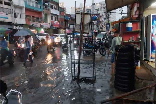 रांची में बारिश से सड़कें डूबीं, नालियों का पानी घरों में घुसा, लोग बेहाल