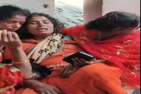 चतरा: आपसी रंजिश में अधेड़ की हत्या की आशंका, सड़क किनारे मिला शव