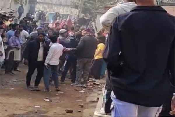 लोहरदगा : सरस्वती पूजा विसर्जन के दौरान हिंसक झड़प, घरों में तोड़फोड़ व मारपीट, इलाके में भारी तनाव