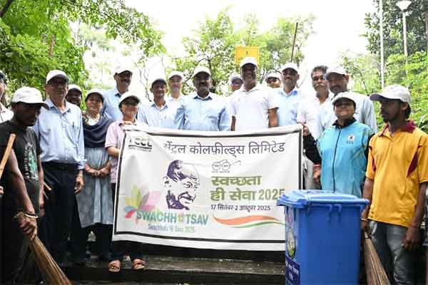 सीसीएल अधिकारियों ने टैगोर हिल में किया श्रमदान