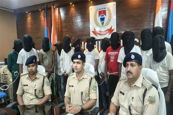 रांची: जुआ खेलते 18 लोग गिरफ्तार, लाखों रुपये व 14 मोबाइल जब्त