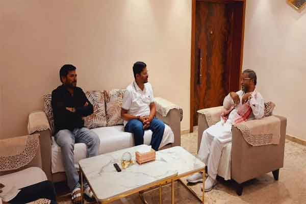 बाबूलाल का एलबी सिंह के साथ फोटो वायरल, उठ रहे सवाल - सांसद-विधायक क्या कर रहे हैं, पार्टी से शिकायत करेंगे?