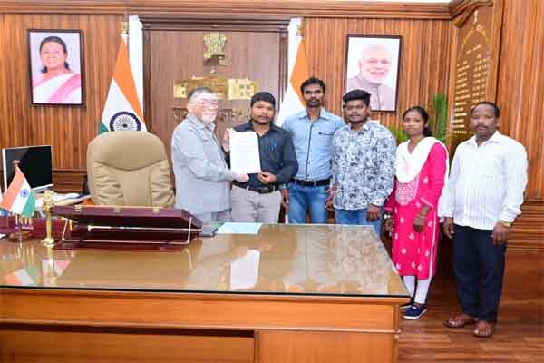 कुड़ुख़ भाषा सिलेबस की गड़बड़ी को लेकर राज्यपाल से मिला छात्र प्रतिनिधिमंडल