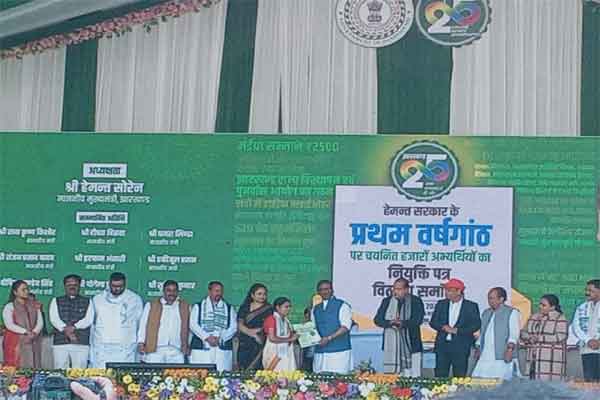 माता-पिता का सिर से साया उठा, 22 साल की उम्र में सिविल सेवा परीक्षा क्रैक की