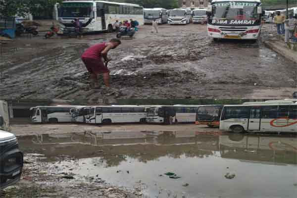 रांची का सरकारी बस स्टैंड बना कीचड़ व गंदगी का अड्डा, दुकानदार खुद करा रहे सफाई