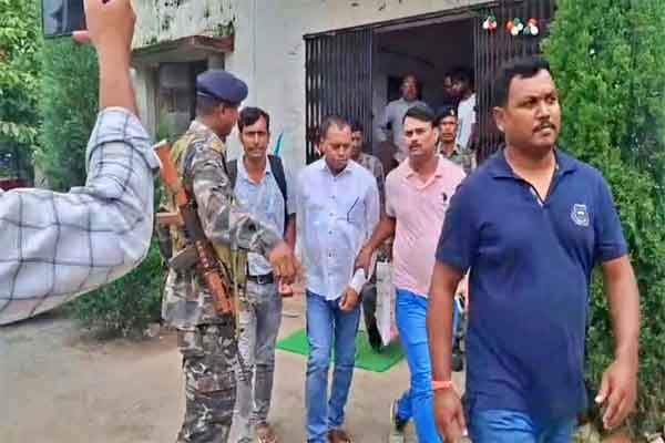 गुमला : चैनपुर प्रखंड के प्रधान लेखापाल 20 हजार रिश्वत लेते ACB ने किया गिरफ्तार