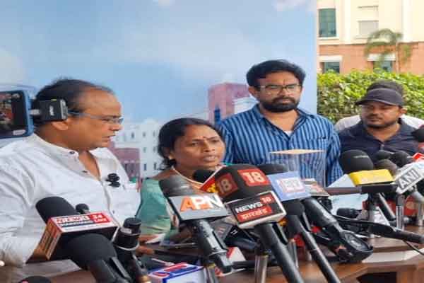 सड़क दुर्घटना में दिवंगत प्राचार्य के परिजनों को स्वास्थ्य मंत्री ने सौंपा 1 करोड़ का चेक