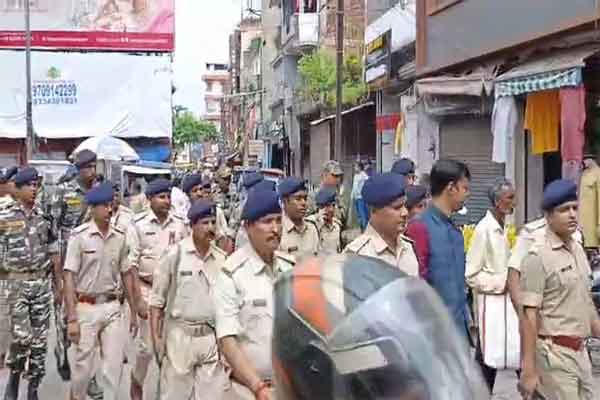 रांची में दुर्गा पूजा को लेकर शहर के संवेदनशील इलाकों में पुलिस का फ्लैग मार्च
