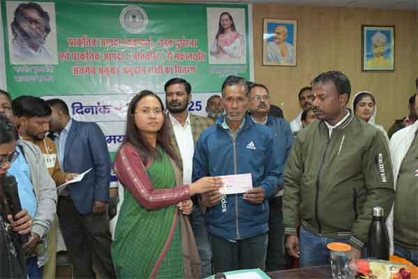 मांडर में 43 लाभुकों को अनुग्रह अनुदान, हेशमी में शहीद शेख भिखारी स्टेडियम का उद्घाटन