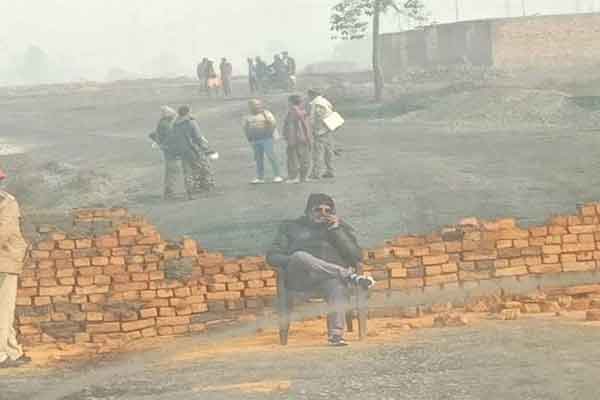 हजारीबाग: केरेडारी ट्रांसपोर्टिंग मार्ग पर रातोंरात खड़ी हुई चहारदीवारी, कुर्सी लगाकर बैठे पूर्व मंत्री योगेंद्र साव