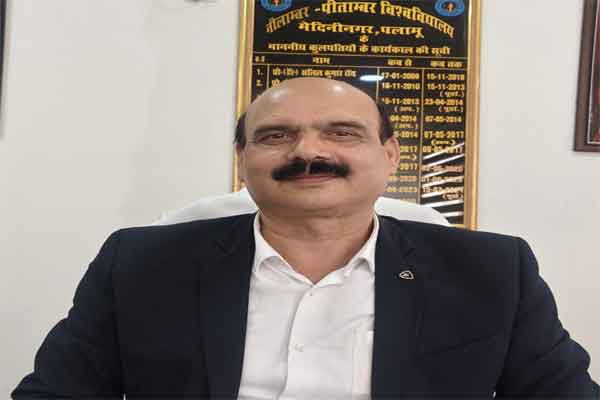 VC दिनेश सिंह को कारण बताओ नोटिस, वित्त मंत्री के भाई को मिला पेंशन