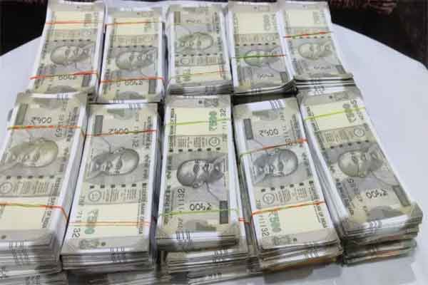 क्लर्क के पास से जब्त नकद 51 लाख रुपये किसी और के होने का अंदेशा