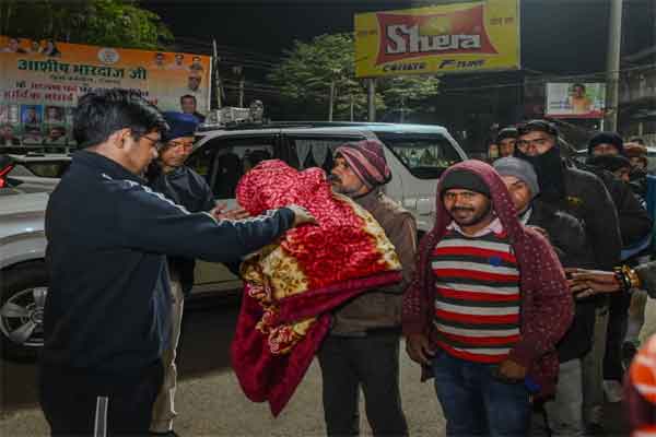 देवघर: उपायुक्त ने जरूरतमंदों को बांटा कंबल, ठंड से बचने की दी सलाह
