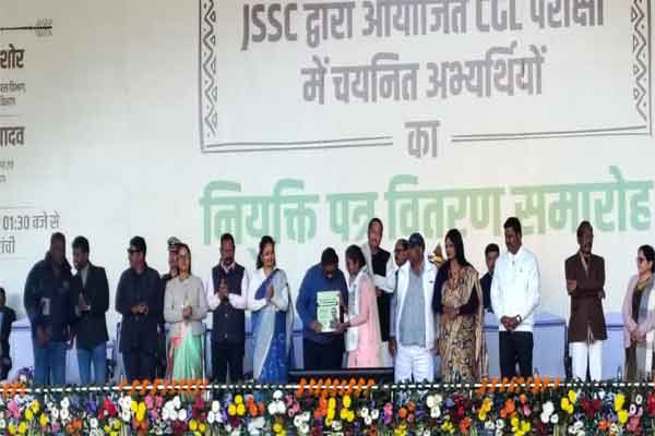 CM हेमंत सोरेन ने बांटा 1910 सीजीएल के सफल अभ्यर्थियों को  नियुक्ति पत्र