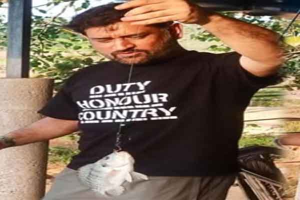 धोनी का नया अंदाज: मछली पकड़ते दिखे चेन्नई सुपर किंग्स के कप्तान