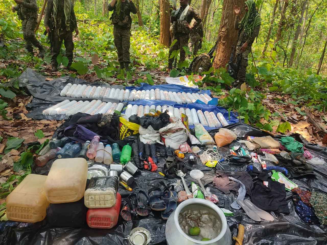 चाईबासा: पुलिस और नक्सली  के बीच मुठभेड़, ओडिशा से लूटा गया विस्फोटक बरामद