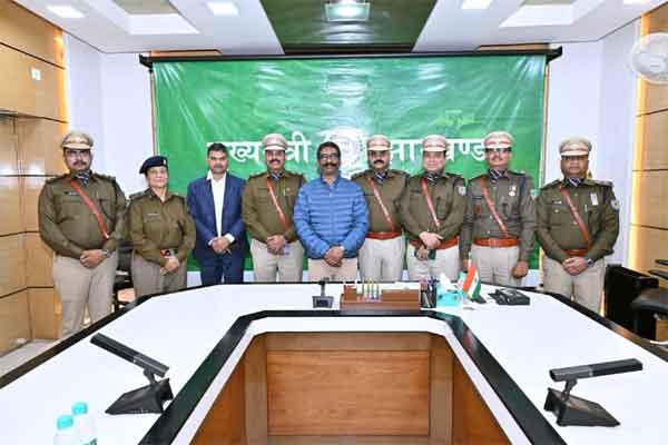 झारखंड पुलिस सेवा के 6 अधिकारी IPS रैंक में पदोन्नत,CM ने पहनाया बैज