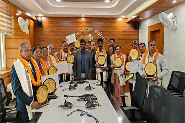 रांची में सेवानिवृत्त शिक्षकों का सम्मान, रिटायरमेंट के दिन ही मिले पेंशन लाभ