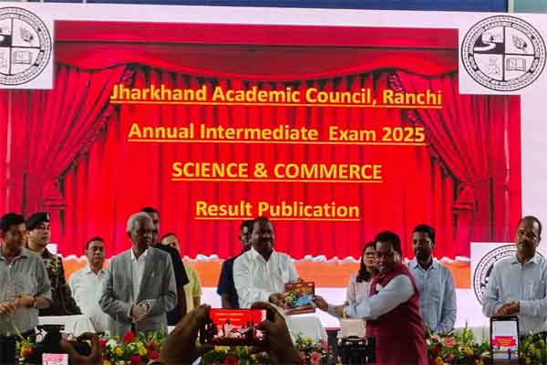 JAC 12th BOARD :  अंकिता साइंस, रेश्मी कॉमर्स से स्टेट टॉपर, लातेहार अव्वल, रांची टॉप 10 से बाहर