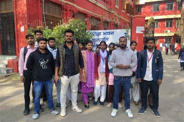 दो महीने से इंतजार और कार्रवाई शून्य, छात्रों ने घेरा परीक्षा नियंत्रक दफ्तर