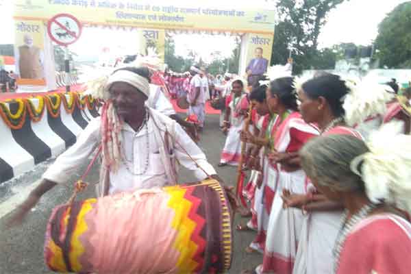 रातु रोड फ्लाईओवर उद्घाटन से पहले सांस्कृतिक रंग में रंगा इलाका, खूंटी टीम ने पेश किया पारंपरिक नृत्य