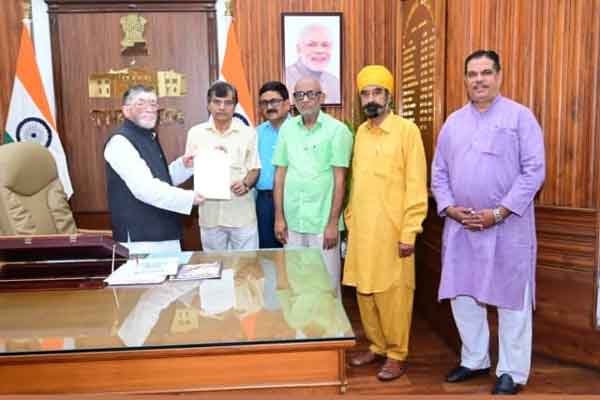 पेंशनरों ने राज्यपाल से की मुलाकात, सौंपा ज्ञापन