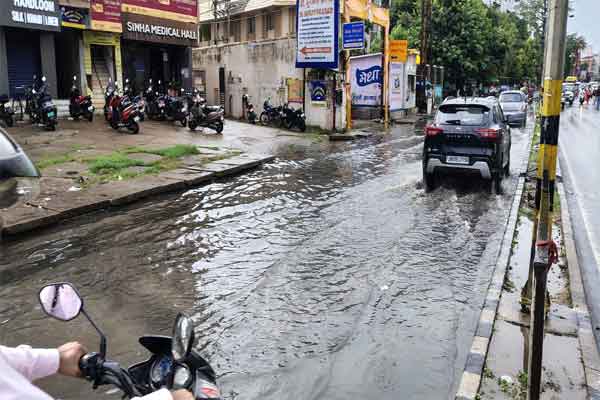 झमाझम बारिश ने खोली नगर निगम की पोल, सड़कों पर बहा नालियों का गंदा पानी