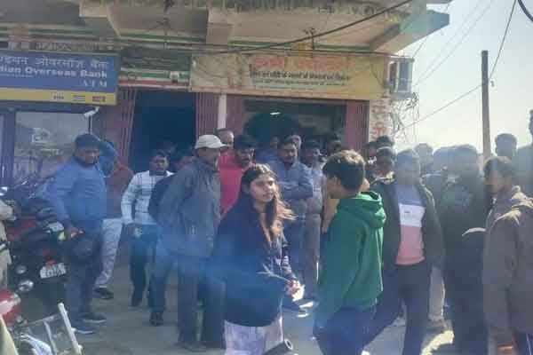 रांची: गहनों से भरा बैग लूटकर भागे बाइक सवार दो युवक, पुलिस मौके पर पहुंची