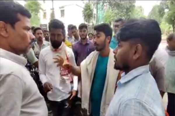 राम बाबू का साला भी खुद को रेंजर बताकर इलाके में घूमता है