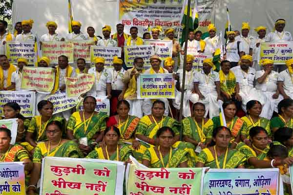 कुड़मी समाज का जंतर-मंतर पर प्रदर्शन, अनुसूचित जनजाति में शामिल नहीं करने पर आर्थिक नाकेबंदी की चेतावनी