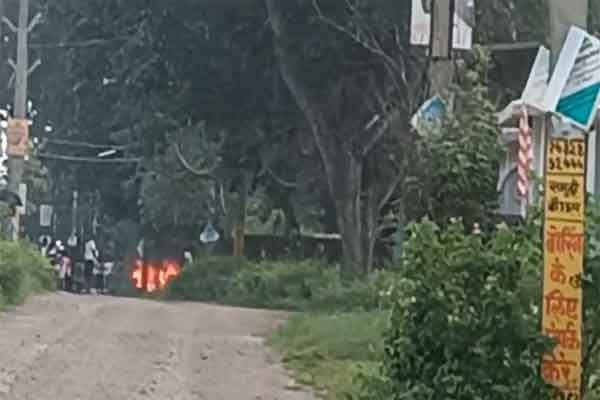 रांची में जमीन विवाद को लेकर झड़प, वाहन में लगायी आग