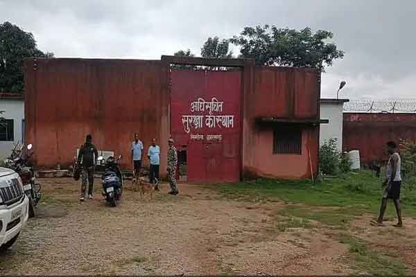 सिमडेगा : बाल संप्रेक्षण गृह से 6 किशोर फरार, सुरक्षा व्यवस्था पर उठे सवाल